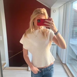 & Other Stories stickad topp  - Helt ny topp från & Other Stories  ”Ribbstickad topp med halvpolo”