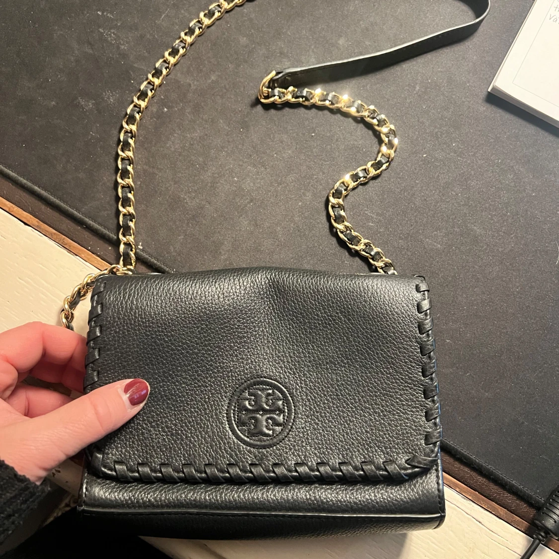 Tory Burch - Svart skinnväska med kedja