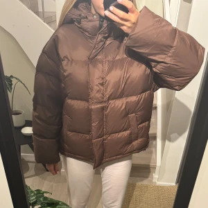 Brun pufferjacka - Säljer denna bruna pufferjacka i väldigt bra skick. Den är från monora och har aldrig använts. Jackan har tjock vaddering så den är perfekt till vintern!