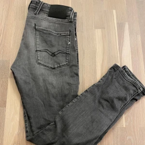 Replay jeans  - Säljer dessa snygga jeans från Replay, storlek 31. Inga skador förekommer.  Skriv för frågor eller funderingar.