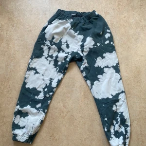 Grön- och vitmönstrade mjukisbyxor från Zara - Säljer ett par superbekväma mjukisbyxor från Zara i storlek L. De är gröna med ett coolt vitmönstrat batikmönster. Perfekta för en avslappnad dag hemma eller en chill promenad. Byxorna har elastisk midja och muddar vid bensluten för extra komfort. 🌀