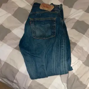 Levis jeans, midwaist, använda några gånger har lite skador vid väster fot då dom är lite för långa på mig. W31 L30