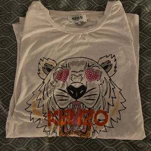 Kenzo T-shirt  - Jättefin T-shirt från Kenzo 🤍 Den är använd men i fint skick.  Står att storleken är XL i den men passar även S! kan sänka pris vid snabb affär! (pm för bättre bilder) 