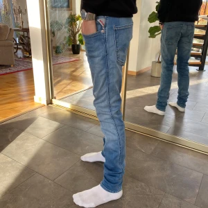 Replay Anbass  - Säljer dessa snygga replay Anbass till ett väldigt bra pris. Storlek 28/32. Hör av er vid frågor eller funderingar🤝💯🫡