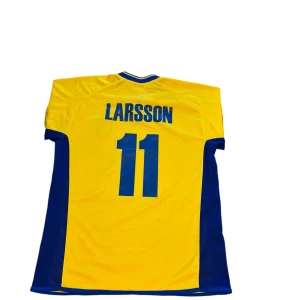 Sveriges landslags fobollströja Larsson 11 - Henrik Larsson fotbolls tröja, skick 7/10 med en liten fläck, fast pris på 200kr
