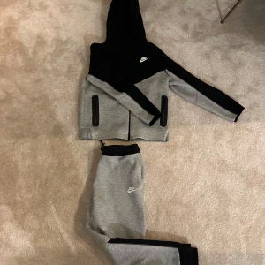 Nike tech tracksuit - Säljer ett snyggt och bekvämt grå och svart tracksuit från Nike. Perfekt för både träning och vardag, pris är ej hugget i sten.