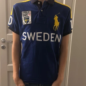 Polo piké  - Tja säljer nu min populära Sverige polo piké som inte har kommit till användning skick 10/10 inga slitningar eller fläckar hör av er vid minsta fundering 