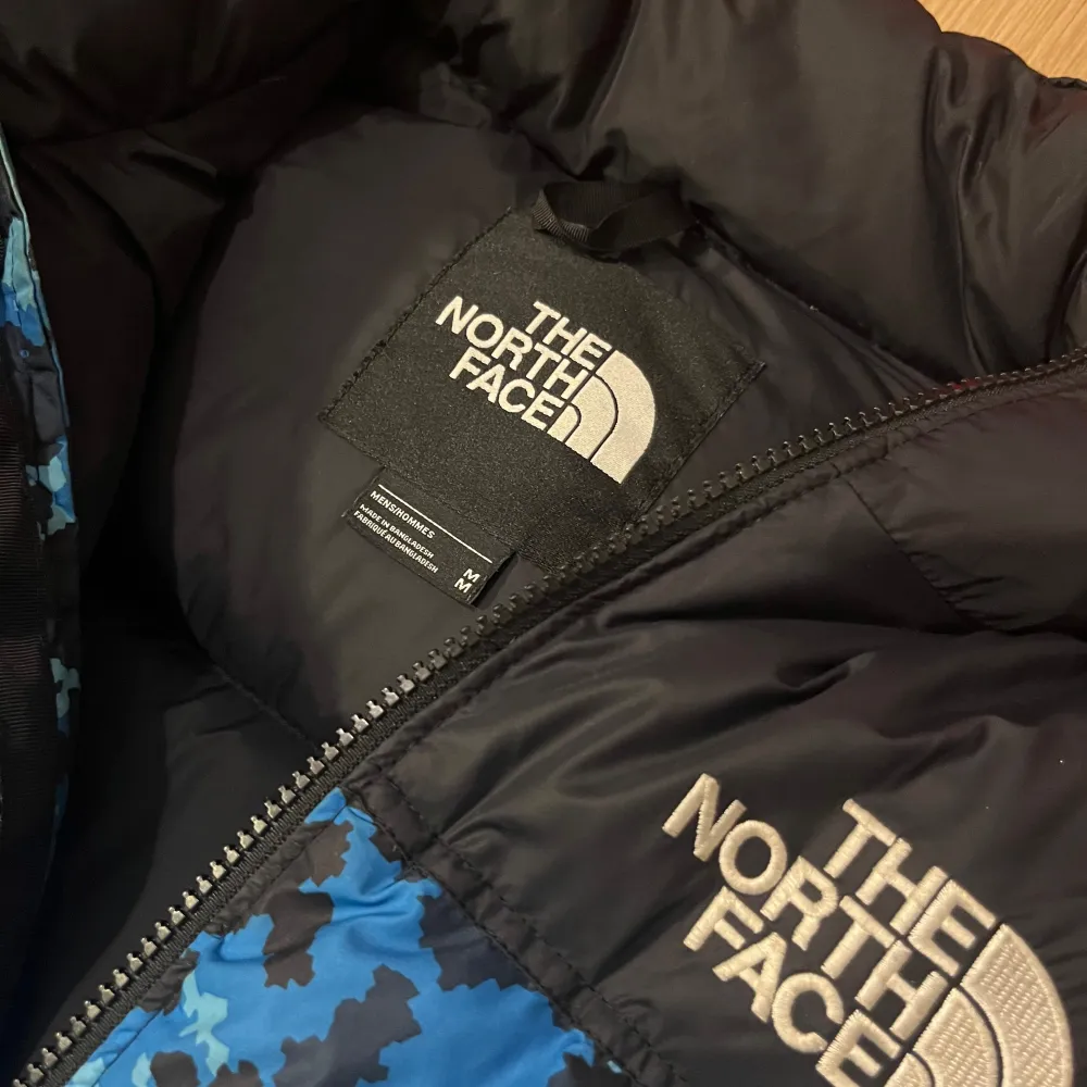 Säljer min gammla blåa kamouflage North Face jacka då jag inte använder den längre. Den är overall mycket bra skick, det enda slitage finns på vänstre bak ärmen (se sista bild) men det är igensytt och lagat till bästa förmåga. Jackan är även hundra procent äkta! Pris är diskuterbart😊. Jackor.