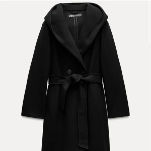 Svart kappa från Zara - Säljer en elegant svart kappa från Zara i mycket bra skick. Den har även en luva. Perfekt för höst och vinter!!                       Pris kan diskuteras