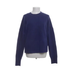 Stickad tröjq - Blå stickad tröja från zara, men köptes på sellpy! Säljer då jag aldrig fått användning för den! Obs tröjan är inte smutsig utan det är spegeln!!💞💞bara att skriva vid frågor eller fler bilder