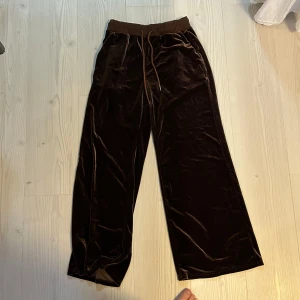 Bruna sammetbyxor med snörning - Bruna sammetsmjukis med snörning✨