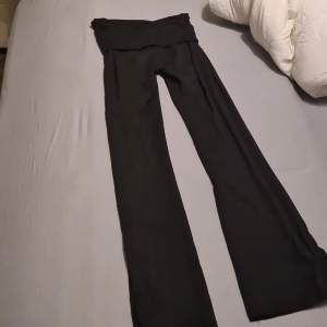 Säljer mina skit snygga svarta yoga pants från shein som är tyvärr för korta i benen på mig (innerbenslängd:ca75cm). Dem är sparsamt använda (ca 5 ggr) skit snygga nästintill nya storlek xs