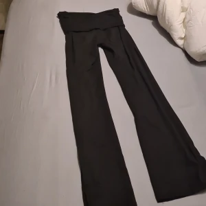 Svarta yoga pants - Säljer mina skit snygga svarta yoga pants från shein som är tyvärr för korta i benen på mig (innerbenslängd:ca75cm). Dem är sparsamt använda (ca 5 ggr) skit snygga nästintill nya storlek xs