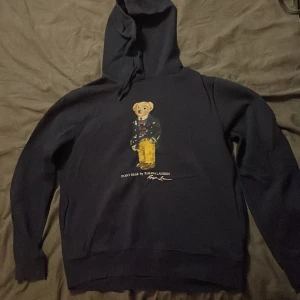 Hoodie Polo Bear Raulph Lauren - Begagnad hoodie i bra skick, säljs då jag växt ur den