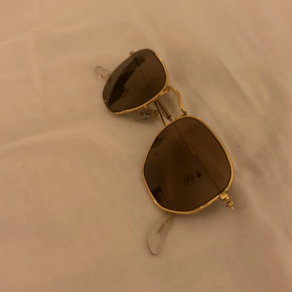 Ett par äkta Ray-Ban solglasögon med glasögonfodral, skriv pm för fler bilder.. Accessoarer.