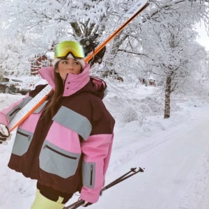 Colmar A.G.E - Unik skidjacka unisex, som ny, super skön och bra hög krage när det blåser. Jackan har en dragkedja fram, justerbar huva med dragsko och flera fickor med dragkedja. Den har långa ärmar med justerbara Velcro-manschetter och en praktisk tumhål❄️                                                         Skickas med tillhörande klädöverdrag. Nypris ca 15 000kr. Säljer den då jag inte åker skidor lika mycket, så den kommer inte till användning, tyvärr