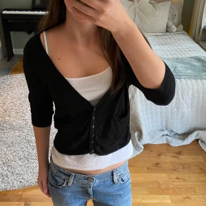 Kofta - Superfin svart kofta/bolero från HM.❤️ Bra skick men har någon enstaka lös tråd som jag kan skicka bild på om du vill☺️
