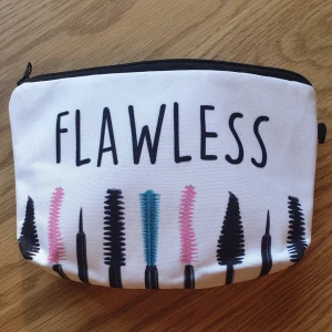 Necessär / Sminkväska - Snygg necessär mått: ca 21 × 14 cm. ✨️Titta igenom alla mina upplagda och köp fler saker i bundle för att spara på frakten och få allt du köpt i ett och samma paket✨️