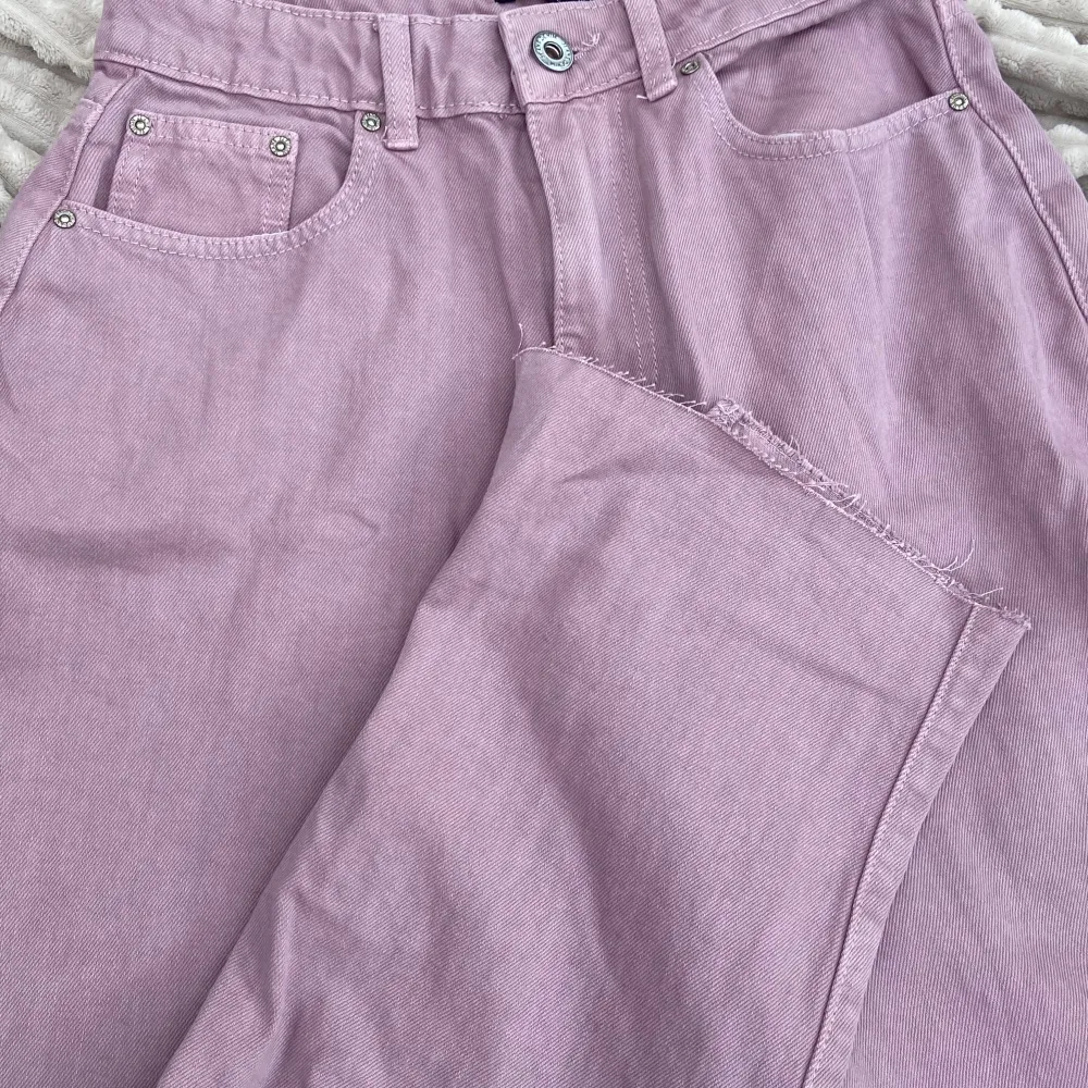 Säljer mina lila jeans då jag köpte dom men aldrig använt dom! Jätte fina och helt oanvända . Farkut & Housut.