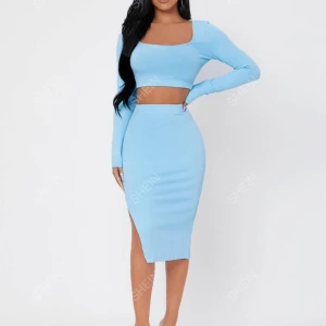 Två delag set - Fint set med kjol och topp. Ribbat material men resår i midjan på kjolen. Använd fåtal gånger, säljer pga att den inte kommer till användning. Perfekt för både vardagliga aktiviteter och fest! 