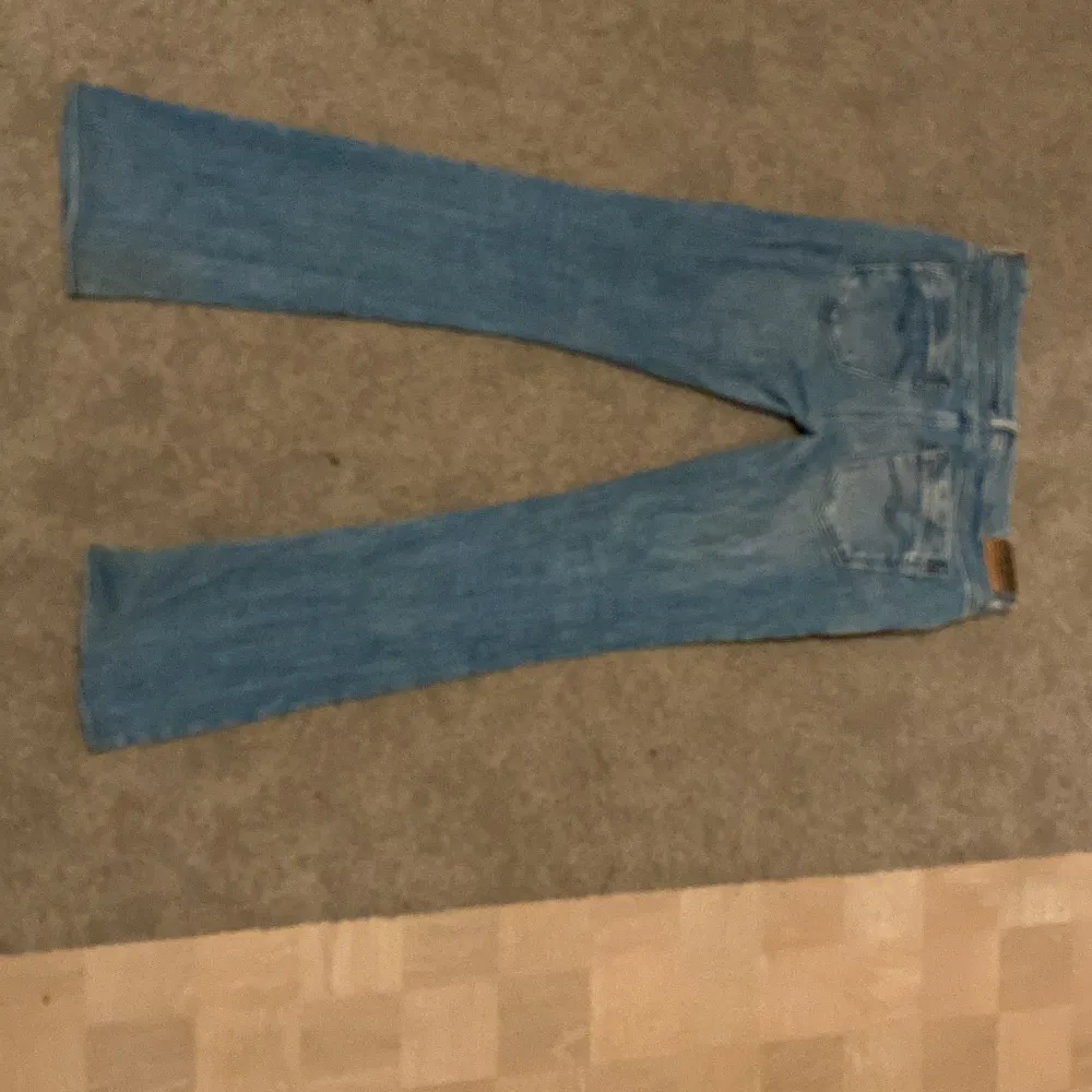 Säljer ett par jätte snygga low waisted flared replay jeans som tyvärr är för små för mig. Skulle säga att jeansen passar någon som ungefär är ungefär 1,60 lång! Fråga om mått och annat!💝 . Jeans & Byxor.