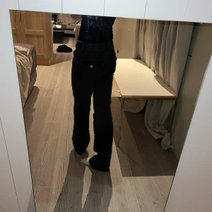 Supersnygga bootcut jeans - Supersnygga lågmidjade svarta bootcutjeans, använda fåtal gånger men säljes då dem inte används💕snygga knappar på bakfickorna och långa på mig som är 175, storlek xs men skulle snarare säga S💕