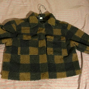 Jacka - Säljer mina jacka från h&m eftersom den inte kommer till användning. Den är i gott skick!
