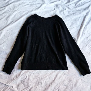 Svart tröja  - En svart långärmad tröja med muddar. Bra skick!