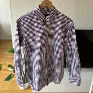 Ralph Lauren Skjorta - Säljer en jättefin Ralph Lauren tröja. Storlek: S. Skick: 9/10. Nypris: Ca 1200kr. Säljer endast för 350kr. Först till kvarn som gäller eller Köp Nu.