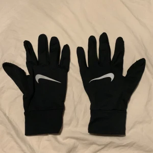 Nike handskar - 9/10 skick, ny pris 500kr. Dom har touch på tummen och pek fingret