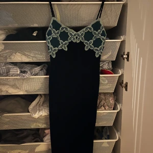 Zara klänning  - Snygg zara klänning med mörk grön sammet! Storlek Xs men passar small 
