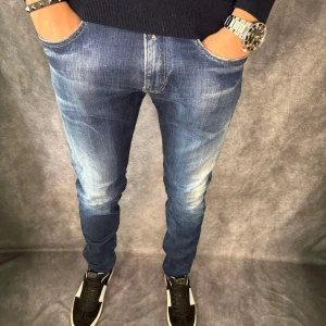 Replay anbass hyperflex jeans - // Replay anbass hyperflex jeans | Storlek W33/L32  (sitter mer som W32/L32) | Benlängd: 109cm / Midja: 42cm | Nypris runt 1800kr | Kontakta för fler frågor eller funderingar // Deluxecloset