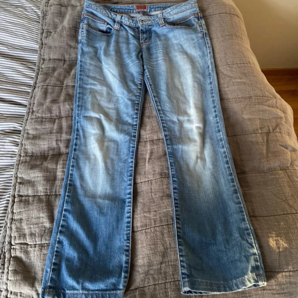 Säljer dessa skit snygga lågmidjade jeans som tyvärr inte passar mig! (Bilderna är lånade från förra ägaren). Jeans & Byxor.