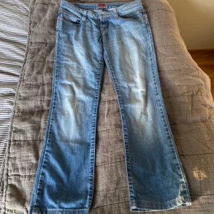 Ljusblåa jeans - Säljer dessa skit snygga lågmidjade jeans som tyvärr inte passar mig! (Bilderna är lånade från förra ägaren)