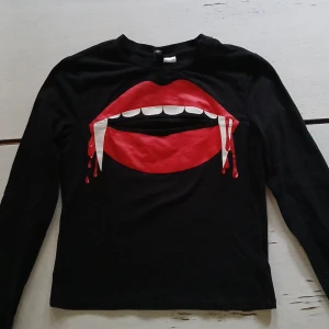 Tröja med bett - Tröja med en "öppen mun", se bilder. Stl S 