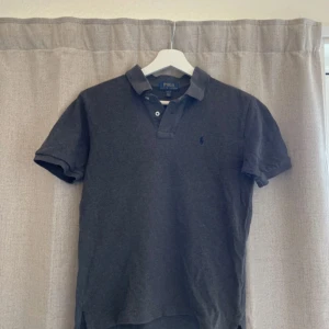 Ralph Lauren piké  - Tja! Lägger nu ut en intrssekoll på denna gråa Ralph Lauren piké. Piken är i storlek 10 - 12 / Medium i barnstorlek och är i fint skick. Skriv jättegärna ett pris du är villig att betala eller en fråga om du är intresserad