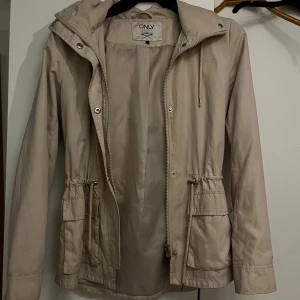 Jacka - Beige vårjacka från Only, storlek S. 