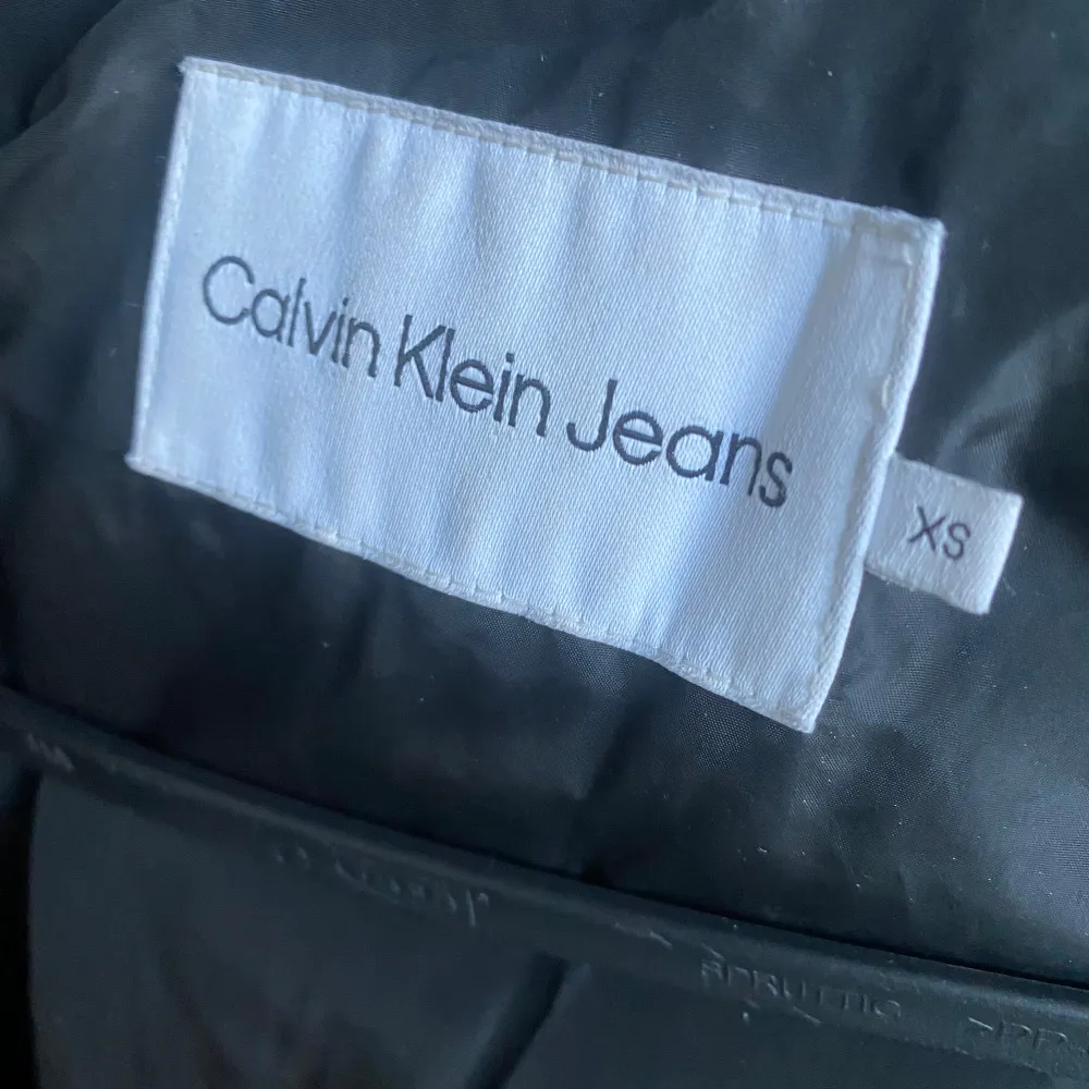 Säljer min glansiga Calvin Klein jacka! Super varm och perfekt inför vintern💞 Nypris mellan 3800-3900kr🎀 Strl XS Säljer pga att den inte kommer till användning längre🩷 Finns ej att köpa längre!. Jackor.