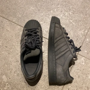 Adidas Superstar - Tjena jag säljer mina gamla superstars (ca 800 nypris) eftersom de blivit för små. De är i hyfsad kvalitet med några crease märken och uppsprättade trådar (de som visas i bilden) men annars är de perfekta!
