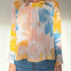 Rodebjer Indus viskosblus i strlk L - Designerblus Rodebjer i 100% viskos. Från märkets första resort kollektion 2015. Använd fåtalet gånger och säljer den nu. Storlek L men jag brukar själv ha S och den är lite stor. Knappar baktill som fin detalj. Jag är 166cm lång. 