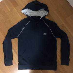 Säljer min lite äldre Hugo Boss Tracksuit som jag knappt använt, eftersom att den inte passar min stil längre. Den är såklart äkta då man ser qr koden på den 4:e bilden och är i storlek S/M. Priset kan diskuteras vid snabb affär. 