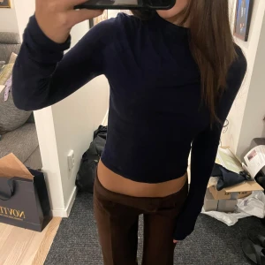 långärmad topp  - super fin långärmad marinblå topp i stretch material  funkar som träningsstopp och topp att slappa i hemma! 