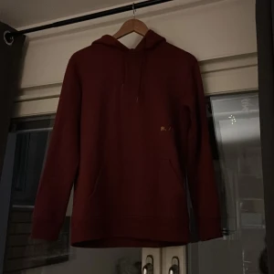 Axel arigato hoodie - Säljer denna snygga Axel Arigato hoodie vinröd med arigato tryck över. Storlek XXS sitter som S. Inge defekter hör av vid funderingar