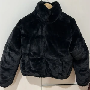 Svart Nelly pälsjacka  - Svart pälsjacka från Nelly. Köpte för ett år sedan men helt oanvänd. Säljer den pågrund av att den inte passar min stil. Det är absolut icke-djur material! Pris kan diskuteras 