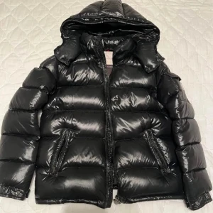 Moncler jacka  - Hej jag vill gärna köpa någon av dessa liknade så skriv på DM om du vill sälja i storlek xs eller s