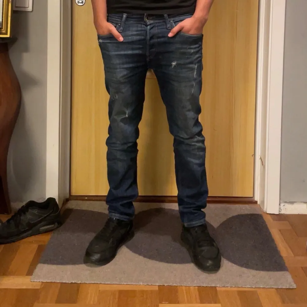 Säljer ett par snygga mörkblå jeansbyxor i slim fit. Perfekta för både vardag och fest! 🕺                          strl 29-30. Jeans & Byxor.