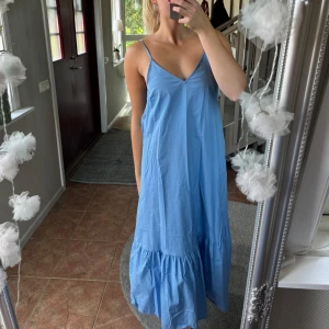 Blå klänning  - Blå klänning från vero Moda 