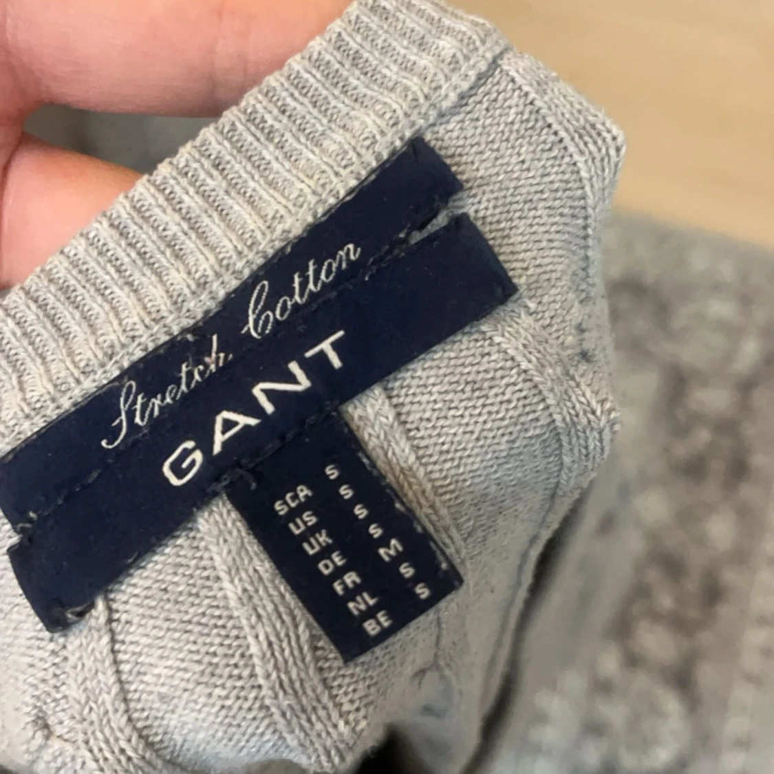 Grå stickad tröja från GANT - 90