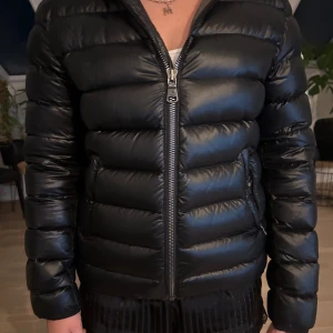 colmar jacka  - så colmar vinterjacka! Säljer endast ifall jag får 3000 för då jag köpt den för 5900 och den endast är 1 år gammal. Knappt använd! Storleken är Italiensk 46 motsvarar S/M svenskt💕💕