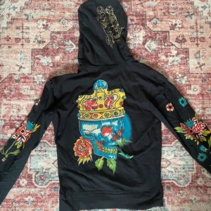 ed Hardy zip upp - Storlek XL barn vilket motsvara XS-S den har två dragkedjor inga skador nästan all stenar på men ser inte de få tal som saknas